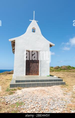 Die wunderschöne Capela de Sao Pedro dos Pescadores in Fernando de Noronha, UNESCO-Weltkulturerbe, Pernambuco, Brasilien, Juli 2019 Stockfoto