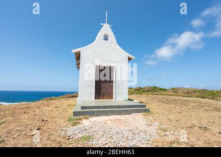 Die wunderschöne Capela de Sao Pedro dos Pescadores in Fernando de Noronha, UNESCO-Weltkulturerbe, Pernambuco, Brasilien, Juli 2019 Stockfoto