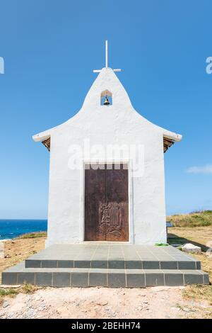 Die wunderschöne Capela de Sao Pedro dos Pescadores in Fernando de Noronha, UNESCO-Weltkulturerbe, Pernambuco, Brasilien, Juli 2019 Stockfoto