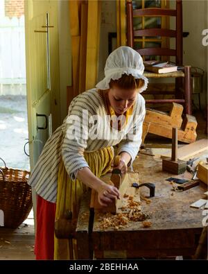 Junge Frau mit Holzflugzeug. Stockfoto