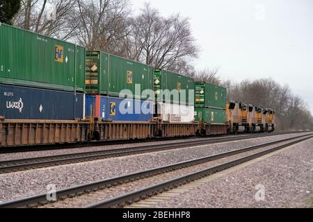 La Fox, Illinois, USA. Drei Lokomotiven der Union Pacific Railroad führen einen Container in Richtung Osten oder stapeln einen Güterzug durch einen ländlichen Teil von Illinois. Stockfoto