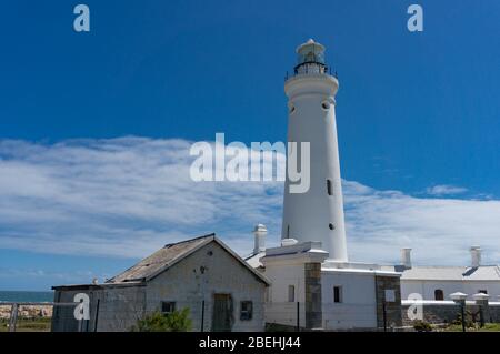 Heller weißer Leuchtturm gegen blauen Himmel an sonnigen Tag. Wahrzeichen des Seal Point Lighthouse am Cape St Francis in Südafrika Stockfoto