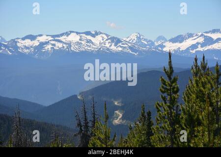 Highway 20 sichtbar während der Wanderung auf dem Chilcotin Plateau, British Columbia, Kanada Stockfoto