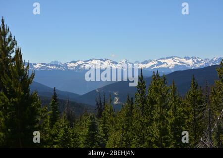 Highway 20 sichtbar während der Wanderung auf dem Chilcotin Plateau, British Columbia, Kanada Stockfoto