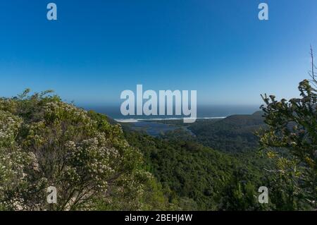 Flussmündung und Meer mit Wald bedeckten Bergen Landschaft. Natures Valley, Südafrika Stockfoto