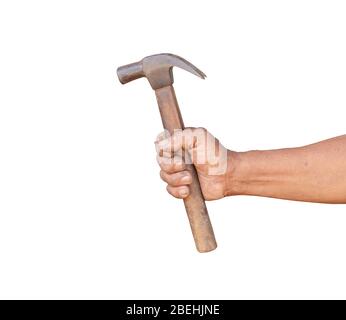 Ein Mann, der einen alten, rostigen Hammer auf weißem Hintergrund mit Schnittwegen isoliert hält. Stockfoto