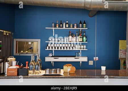 Design der Theke und Bardekoration des lokalen Thai-Restaurants 'FORK and STIX' in Saint Louis Town- MO, USA Stockfoto