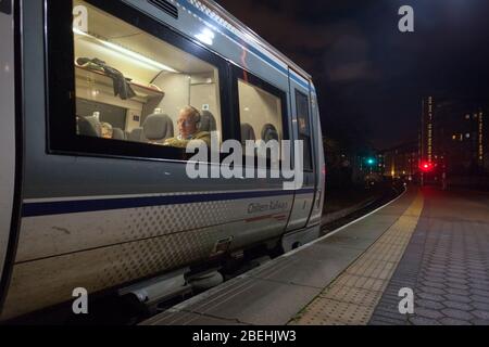 Bahnpassagiere auf einem Chiltern Railways Zug mit roten und grünen Bahnsignalen am Bahnhof London Marylebone Stockfoto