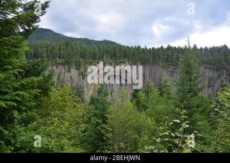 Die Palisades sind Dacite-Säulen, die man von einem landschaftlich schönen Halt am Mather Memorial Highway im Wenatchee National Forest, Washington State, USA, aus gesehen hat Stockfoto