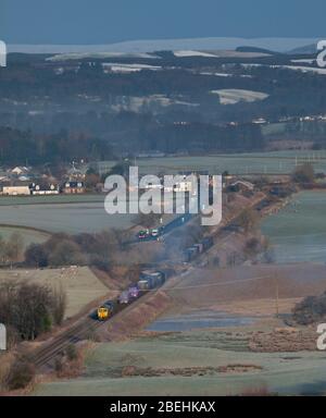 Freightliner 66 Lokomotive mit intermodalem Containerfrachtzug in Closeburn, Dumfries und Galloway Schottland in der Landschaft Stockfoto