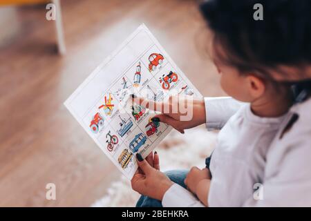 Junges Mädchen spielt mit Kind Stockfoto
