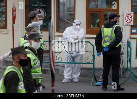 Kiew, Ukraine. April 2020. Soldaten blockieren die Straße am Eingang zu Kiew Pechersk Lavra in Kiew.Kiew Pechersk Lavra Abschaltung für Quarantäne als COVID-19 Coronavirus Brutstätte. Am 13. April 2020 erklärte der Bürgermeister von Kiew, Witaliy Klitschko, dass die COVID-19 bestätigte Fälle im Kiewer Pechersk Lavra auf mehr als 90 angestiegen sind, darunter 63 Fälle, die am vergangenen Tag bestätigt wurden. Die Kiew Pechersk Lavra, die eine der wichtigsten orthodoxen Heiligtümer, seit ihrer Gründung als Höhlenkloster im Jahr 1051, die Lavra ist ein herausragendes Zentrum der östlichen orthodoxen Christentum in Osteuropa. Kredit: Stockfoto