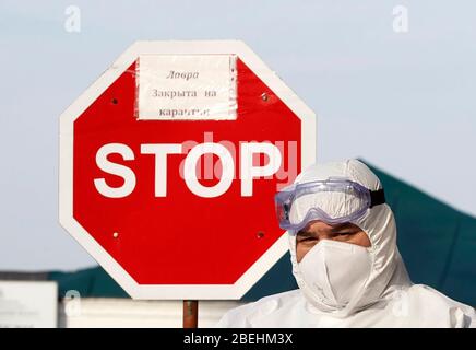 Kiew, Ukraine. April 2020. Ein Sanitäter steht am Eingang zum Kiewer Pechersk Lavra in Kiew, Kiew Pechersk Lavra Abschaltung für Quarantäne als COVID-19 Coronavirus Brutstätte. Am 13. April 2020 erklärte der Bürgermeister von Kiew, Witaliy Klitschko, dass die COVID-19 bestätigte Fälle im Kiewer Pechersk Lavra auf mehr als 90 angestiegen sind, darunter 63 Fälle, die am vergangenen Tag bestätigt wurden. Die Kiew Pechersk Lavra, die eine der wichtigsten orthodoxen Heiligtümer, seit ihrer Gründung als Höhlenkloster im Jahr 1051, die Lavra ist ein herausragendes Zentrum der östlichen orthodoxen Christentum in Osteuropa. Kredit: SOPA IMA Stockfoto