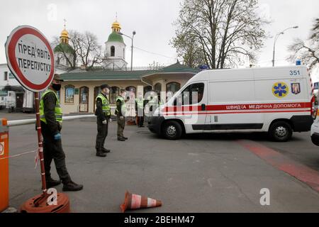 Kiew, Ukraine. April 2020. Während der Krönungskrise kommt ein Krankenwagen in das Kiewer Pechersk Lavra ein.Kiew Pechersk Lavra schaltet sich zur Quarantäne als das COVID-19 Krönungsvirus-Brutstätte ab. Am 13. April 2020 erklärte der Bürgermeister von Kiew, Witaliy Klitschko, dass die COVID-19 bestätigte Fälle im Kiewer Pechersk Lavra auf mehr als 90 angestiegen sind, darunter 63 Fälle, die am vergangenen Tag bestätigt wurden. Die Kiew Pechersk Lavra, die eine der wichtigsten orthodoxen Heiligtümer, seit ihrer Gründung als Höhlenkloster im Jahr 1051, die Lavra ist ein herausragendes Zentrum der östlichen orthodoxen Christentum in Osteuropa. C Stockfoto