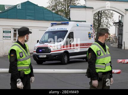 Kiew, Ukraine. April 2020. Ein Krankenwagen verlässt das Kiew Pechersk Lavra in Kiew.Kiew Pechersk Lavra Abschaltung für Quarantäne als COVID-19 Coronavirus Brutstätte. Am 13. April 2020 erklärte der Bürgermeister von Kiew, Witaliy Klitschko, dass die COVID-19 bestätigte Fälle im Kiewer Pechersk Lavra auf mehr als 90 angestiegen sind, darunter 63 Fälle, die am vergangenen Tag bestätigt wurden. Die Kiew Pechersk Lavra, die eine der wichtigsten orthodoxen Heiligtümer, seit ihrer Gründung als Höhlenkloster im Jahr 1051, die Lavra ist ein herausragendes Zentrum der östlichen orthodoxen Christentum in Osteuropa. Kredit: SOPA Images Limited Stockfoto