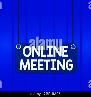 Hinweis zum Online-Meeting. Geschäftskonzept für ein Meeting, das über eine farbige Hintergrundplanke mit elektronischer Medienplatine stattfindet Stockfoto