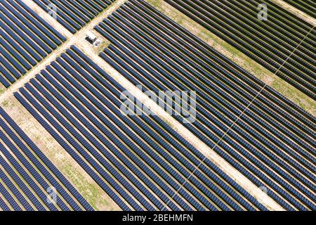 Luftaufnahme der Photovoltaik (PV) grünen Solar Ranch im Antelope Valley in der Mojave Wüste von Kalifornien Stockfoto