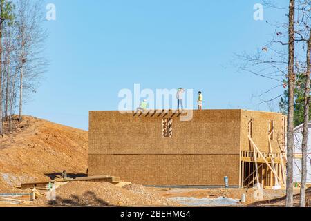 Arbeiter, die ein Haus in einer neuen Vorstadtunterteilung in Alabama bauen Stockfoto