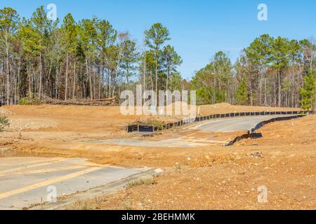 Im Bau von Straßen und anderen Infrastrukturen für eine neue Wohnunterteilung in Alabama sind Arbeiten im Gange Stockfoto