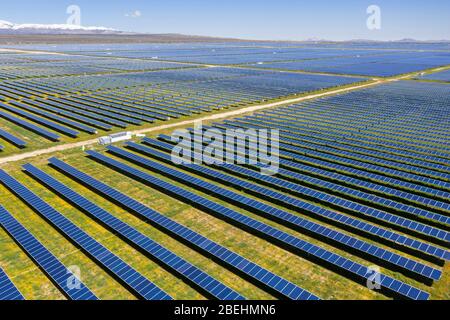 Energieerzeugung auf einer PV-Solar-Ranch im Antelope Valley in Los Angeles County, Kalifornien Stockfoto