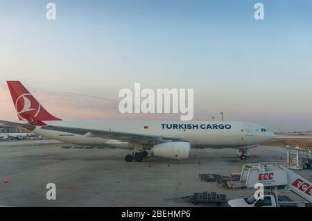 Istanbul, Türkei - 26. August 2013: Türkische Frachtflugzeug, Flugzeug am Flughafen Istanbul Atatürk Stockfoto