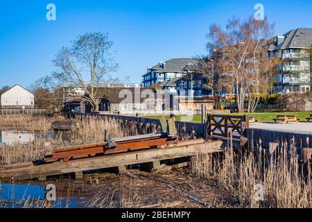 Apartmenthäuser am Wasser am historischen Britannia Ship Yard in Steveston British Columbia Kanada Stockfoto