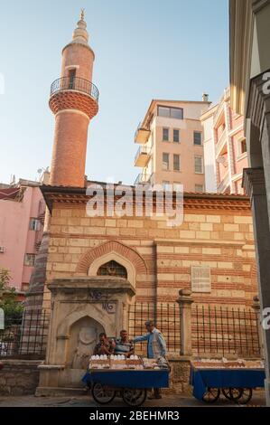 Istanbul, Türkei - 27. August 2013: Straßenlebensmittellieferanten verkaufen Nüsse auf der Straße in der Nähe der Bereketzade Moschee in Istanbul Stockfoto