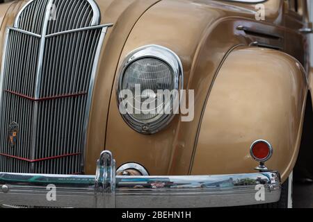 Sydney, Australien - 14. April 2019: Goldener Oldtimer aus nächster Nähe. Oldtimer auf der SylvanVale Car Show vor dem Zweiten Weltkrieg Stockfoto