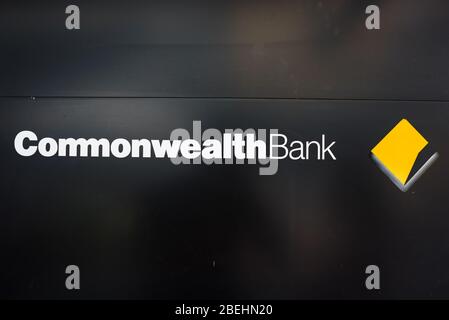 Sydney, Australien - 14. April 2019: Logo-Schild der Commonwealth Bank-Filiale auf schwarzem Hintergrund Stockfoto