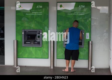 Sydney, Australien - 14. April 2019: Person in Freizeitkleidung mit Geldautomaten der St. George Bank in Sydney Stockfoto