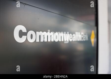 Sydney, Australien - 14. April 2019: Commonwealth Bank-Markenschild auf schwarzem Hintergrund Stockfoto