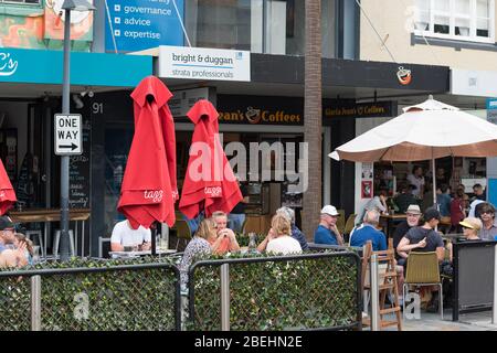 Sydney, Australien - 14. April 2019: Menschen entspannen im Outdoor-Café in Cronulla Vorort von Sydney Stockfoto