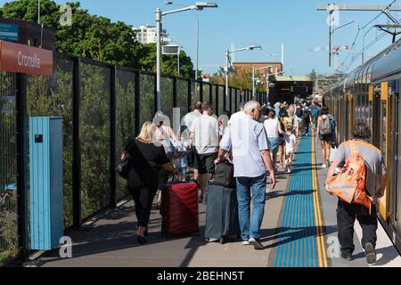 Sydney, Australien - 21. April 2019: Menschenmenge auf dem Bahnhof Cronulla in Sydney Stockfoto