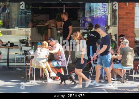 Sydney, Australien - 21. April 2019: Menschen, die Spaß im Outdoor-Café in Sydney haben Stockfoto