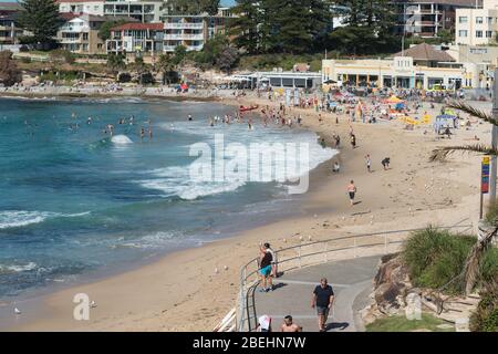 Sydney, Australien - 21. April 2019: Menschen entspannen am Strand von Cronulla in Australien Stockfoto