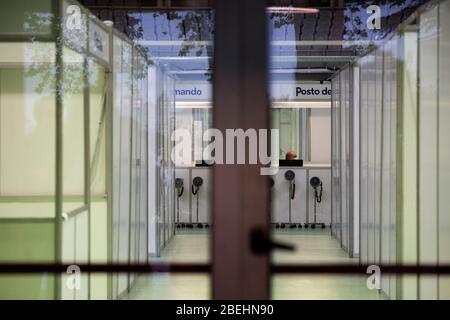 Porto, Portugal. April 2020. Ein Blick auf einen Kommandoposten in der Mitte der Arena des Missionsspitals.Staatssekretär für Mobilität und Bürgermeister von Porto besucht das Missionsspital, das in der größten Veranstaltungsstätte in Porto, Portugal, eingerichtet wurde. Das Mission Hospital wird am 14. April mit der Aufnahme von Patienten beginnen, die mit dem Covid-19-Coronavirus infiziert sind. Quelle: SOPA Images Limited/Alamy Live News Stockfoto