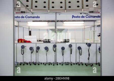 Porto, Portugal. April 2020. Ein Blick auf einen Kommandoposten in der Mitte der Arena des Missionsspitals.Staatssekretär für Mobilität und Bürgermeister von Porto besucht das Missionsspital, das in der größten Veranstaltungsstätte in Porto, Portugal, eingerichtet wurde. Das Mission Hospital wird am 14. April mit der Aufnahme von Patienten beginnen, die mit dem Covid-19-Coronavirus infiziert sind. Quelle: SOPA Images Limited/Alamy Live News Stockfoto