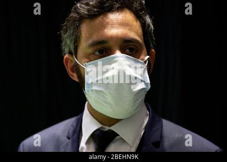 Porto, Portugal. April 2020. Eduardo Pinheiro (L), Staatssekretär für Mobilität, als Koordinator der nördlichen Region der Erklärung des Staates der Notlage besucht die Mission Hospital.die Mission Hospital wird beginnen, Patienten mit dem Covid-19 Coronavirus am 14. April infiziert zu empfangen. Quelle: SOPA Images Limited/Alamy Live News Stockfoto