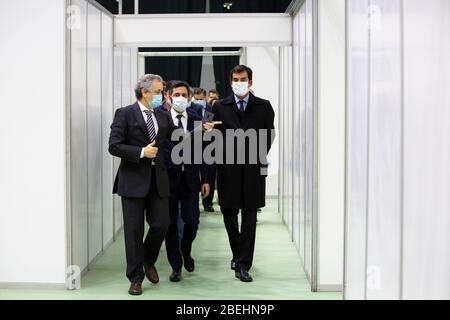 Porto, Portugal. April 2020. Rui Moreira (R), Bürgermeister von Porto, Und der Präsident des nördlichen Regionalrats des Ordens der Ärzte, Eduardo Pinheiro (C), Staatssekretär für Mobilität, als Koordinator der nördlichen Region der Erklärung des Staates der Notlage und António Araújo (L) besuchen die Mission Krankenhaus in Porto. Quelle: SOPA Images Limited/Alamy Live News Stockfoto