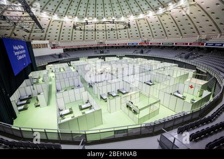 Porto, Portugal. April 2020. Innenansicht des Missionspitals, das in der Super Bock Arena (Pavilhão Rosa Mota) in Porto eingerichtet wurde.Staatssekretär für Mobilität und Bürgermeister von Porto besucht das Missionspital, das in der größten Veranstaltungsstätte in Porto, Portugal, eingerichtet wurde. Das Mission Hospital wird am 14. April mit der Aufnahme von Patienten beginnen, die mit dem Covid-19-Coronavirus infiziert sind. Quelle: SOPA Images Limited/Alamy Live News Stockfoto