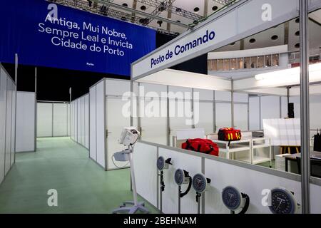 Porto, Portugal. April 2020. Innenansicht des Missionspitals, das in der Super Bock Arena (Pavilhão Rosa Mota) in Porto eingerichtet wurde.Staatssekretär für Mobilität und Bürgermeister von Porto besucht das Missionspital, das in der größten Veranstaltungsstätte in Porto, Portugal, eingerichtet wurde. Das Mission Hospital wird am 14. April mit der Aufnahme von Patienten beginnen, die mit dem Covid-19-Coronavirus infiziert sind. Quelle: SOPA Images Limited/Alamy Live News Stockfoto