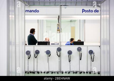 Porto, Portugal. April 2020. Ein Blick auf einen Kommandoposten in der Mitte der Arena des Missionsspitals.Staatssekretär für Mobilität und Bürgermeister von Porto besucht das Missionsspital, das in der größten Veranstaltungsstätte in Porto, Portugal, eingerichtet wurde. Das Mission Hospital wird am 14. April mit der Aufnahme von Patienten beginnen, die mit dem Covid-19-Coronavirus infiziert sind. Quelle: SOPA Images Limited/Alamy Live News Stockfoto