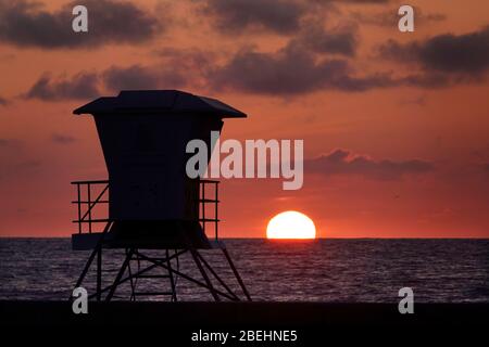 San Diego, Kalifornien, USA. April 2020. Ein Rettungsschwimmer-Turm steht bei Sonnenuntergang am La Jolla Shores Strand leer, ein beliebter Strand in San Diego, der wegen Covid-19 für die Öffentlichkeit geschlossen wurde. Quelle: KC Alfred/ZUMA Wire/Alamy Live News Stockfoto