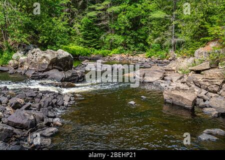 Algonquin Highlands County Cottage Land Vistas Wasserfälle und Flora Fauna Ontario, Kanada Stockfoto