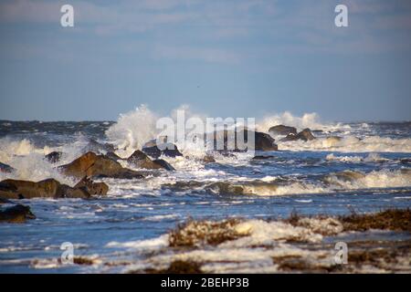 Wellen schlagen gegen die Felsen im Fort Clinch State Park auf Amelia Island, Florida. Stockfoto