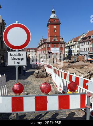 Gotha, Deutschland. April 2020. Das historische Rathaus steht inmitten einer riesigen Baustelle während der Sanierung des Hauptmarktplatzes in Übereinstimmung mit der Denkmalpflege. Der Bau begann im Oktober 2019 und der Hauptmarkt soll bis November 2021 fertiggestellt werden. Die Baukosten für die Stadt Gotha belaufen sich auf rund 6 Millionen Euro. Die Finanzierung erfolgt durch Zuschüsse im Rahmen des Programms der Länder für den städtischen Denkmalschutz. Quelle: Martin Schutt/dpa-Zentralbild/dpa/Alamy Live News Stockfoto