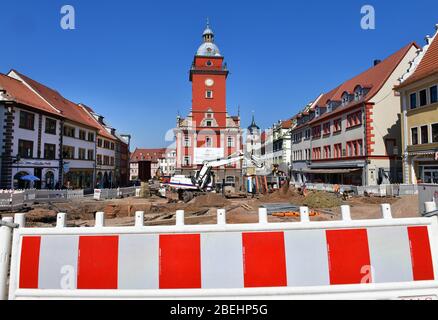 Gotha, Deutschland. April 2020. Das historische Rathaus steht inmitten einer riesigen Baustelle während der Sanierung des Hauptmarktplatzes in Übereinstimmung mit der Denkmalpflege. Der Bau begann im Oktober 2019 und der Hauptmarkt soll bis November 2021 fertiggestellt werden. Die Baukosten für die Stadt Gotha belaufen sich auf rund 6 Millionen Euro. Die Finanzierung erfolgt durch Zuschüsse im Rahmen des Programms der Länder für den städtischen Denkmalschutz. Quelle: Martin Schutt/dpa-Zentralbild/dpa/Alamy Live News Stockfoto