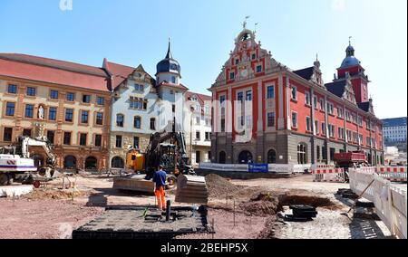 Gotha, Deutschland. April 2020. Das historische Rathaus steht inmitten einer riesigen Baustelle während der Sanierung des Hauptmarktplatzes in Übereinstimmung mit der Denkmalpflege. Der Bau begann im Oktober 2019 und der Hauptmarkt soll bis November 2021 fertiggestellt werden. Die Baukosten für die Stadt Gotha belaufen sich auf rund 6 Millionen Euro. Die Finanzierung erfolgt durch Zuschüsse im Rahmen des Programms der Länder für den städtischen Denkmalschutz. Quelle: Martin Schutt/dpa-Zentralbild/dpa/Alamy Live News Stockfoto