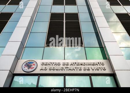 Moderne zeitgenössische Architektur des Visaanforderungszentrums mit Spiegelung des Himmels und des Emblems der Vereinigten Staaten. ÜBERSETZUNG: 'VISA REQUEST CENTER' Stockfoto