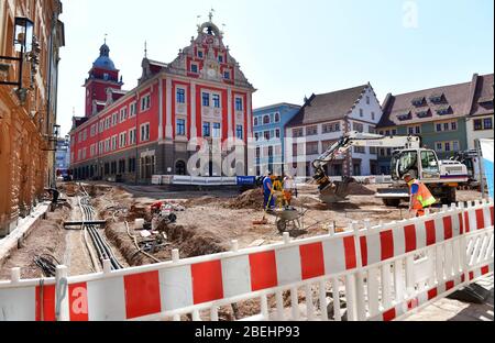 Gotha, Deutschland. April 2020. Das historische Rathaus steht inmitten einer riesigen Baustelle während der Sanierung des Hauptmarktplatzes in Übereinstimmung mit der Denkmalpflege. Der Bau begann im Oktober 2019 und der Hauptmarkt soll bis November 2021 fertiggestellt werden. Die Baukosten für die Stadt Gotha belaufen sich auf rund 6 Millionen Euro. Die Finanzierung erfolgt durch Zuschüsse im Rahmen des Programms der Länder für den städtischen Denkmalschutz. Quelle: Martin Schutt/dpa-Zentralbild/dpa/Alamy Live News Stockfoto